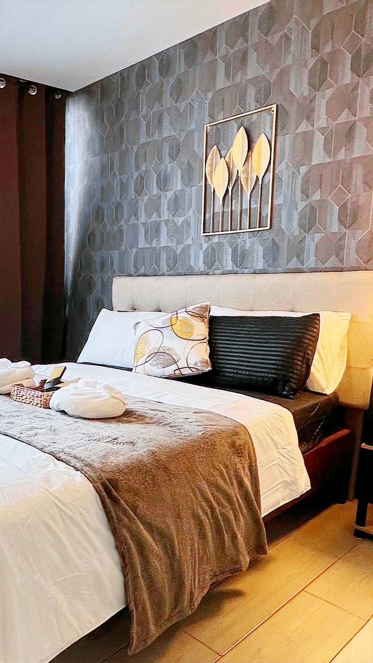 1BR across Uptown Mall & Grand Hyatt BGC A in Taguig