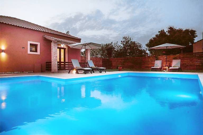 Villa with BBQ, private pool & fast internet | Garden view — photo 5