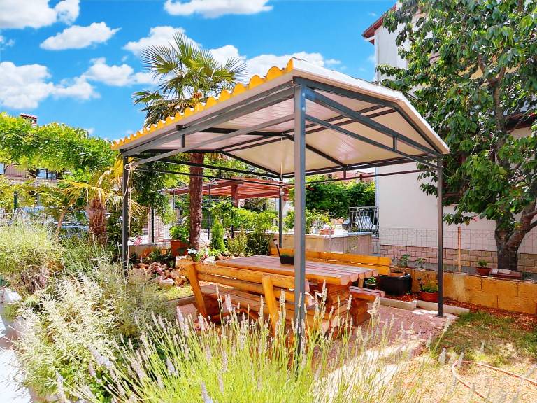 Apartment with barbeque & patio — photo 4