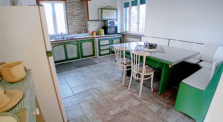 Holiday apartment with pool, garden & patio — photo 5
