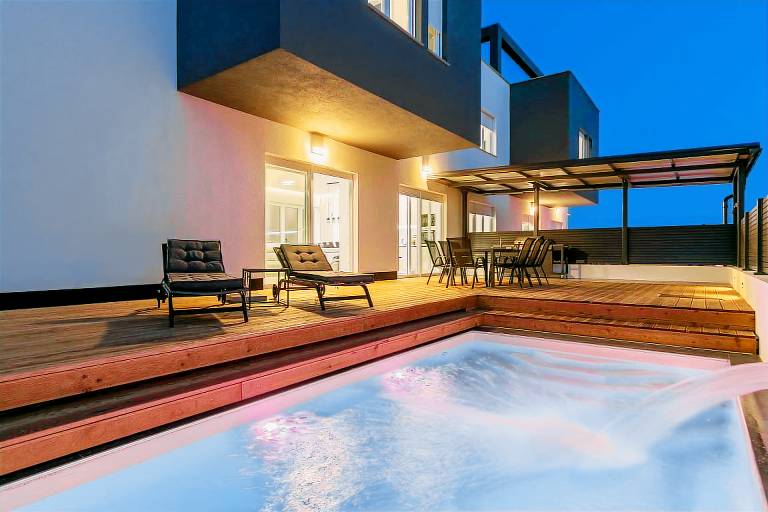 Villa with garden, private pool & barbecue in Medulin