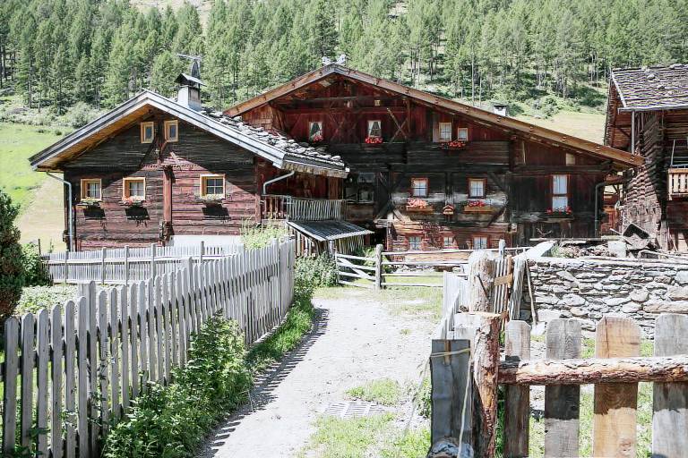 Apartment “Oberniederhof Anno 1793” with Mountain View, Shared Garden and Wi-Fi in Senales