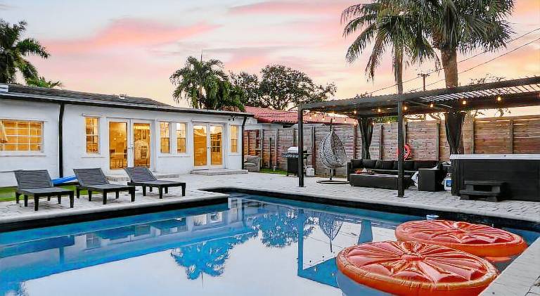Vacation home with pool in Aventura, FL