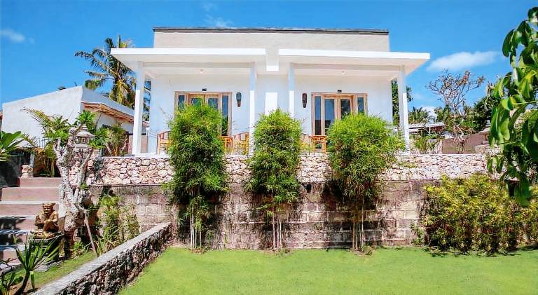 Vacation home with BBQ, yard & terrace — photo 4