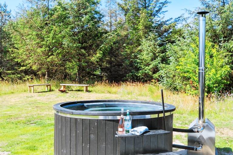 Vacation home with sauna, hot tub & barbecue — photo 2