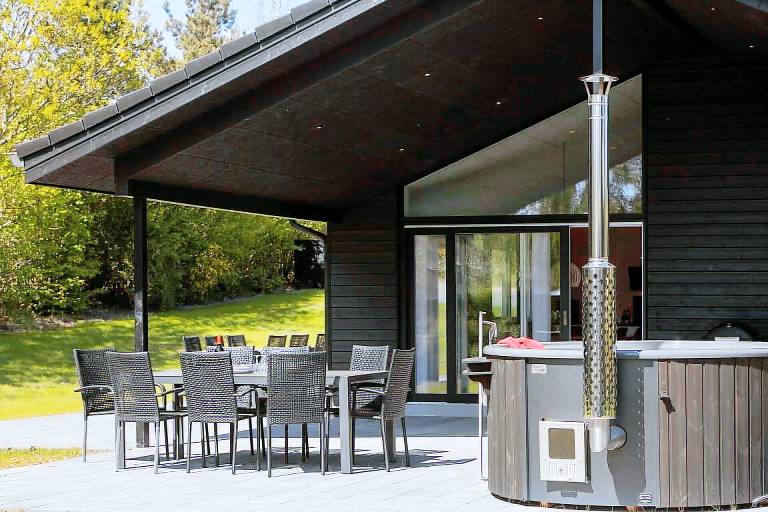 Vacation home with barbeque, hot tub & sauna — photo 2