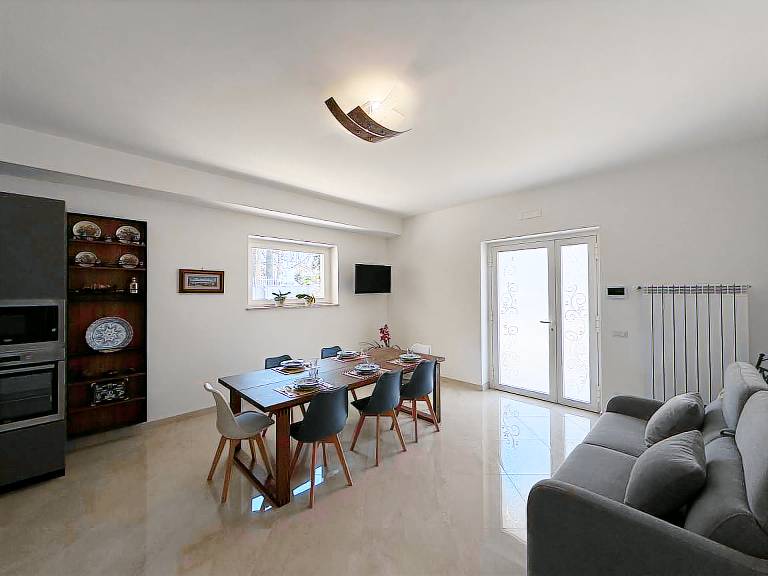 Fully equipped rental apartment with patio, garden & fast internet | Garden view | Dogs allowed — photo 3