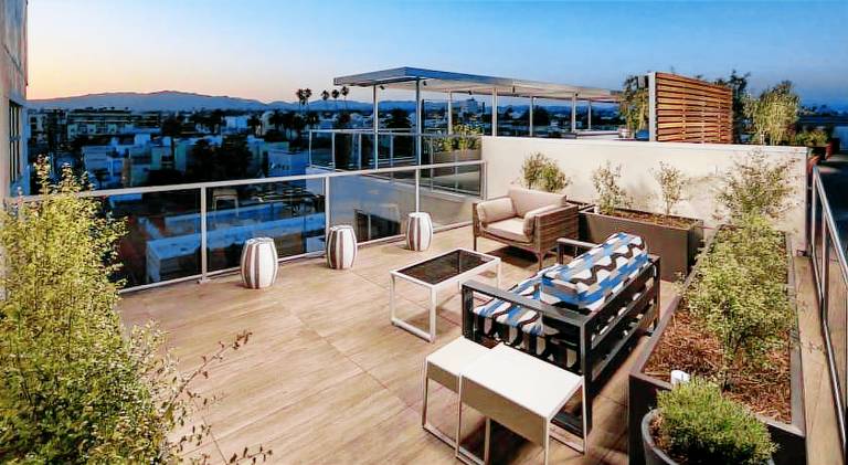 Luxury Penthouse 2-BR - with Pool & Gym Access — photo 4