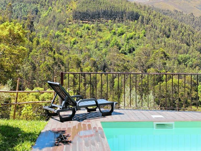 Cottage with grill, patio & pool | Mountain view | Pets allowed — photo 3