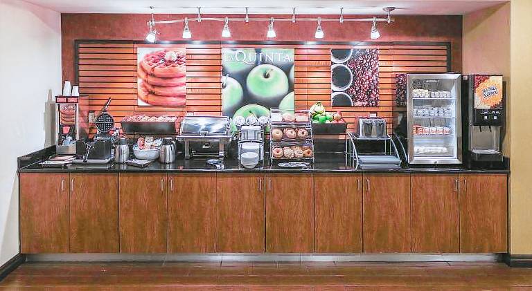 La Quinta Inn & Suites by Wyndham Edmond — photo 5