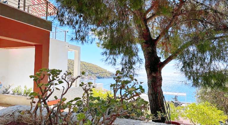 Villa with terrace & yard — photo 4