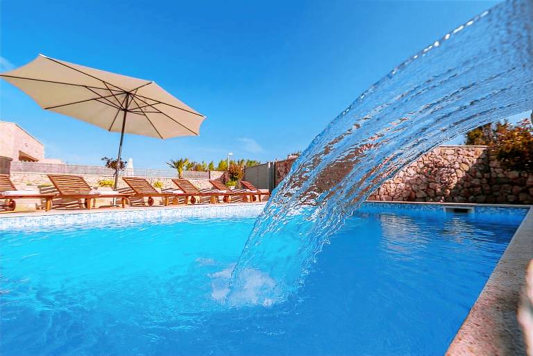 Villa with terrace, private pool & yard — photo 4