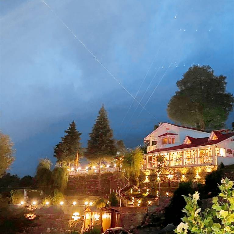 Vacation home with BBQ & yard | Dogs allowed in Almora