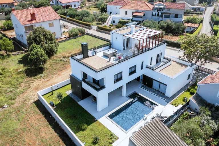 Crowonder Mila Prestige Villa with a Heated Swimming Pool, Sauna and Jacuzzi on the Rooftop — photo 3