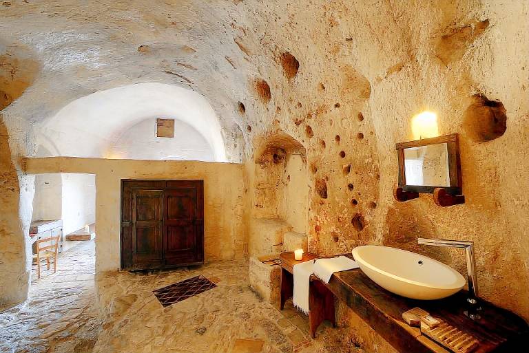 Unique Cave Accommodation with a Luxury Bathroom In Matera, Italy — photo 5