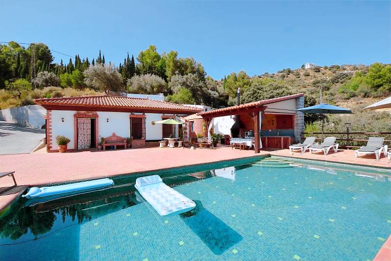 Fully equipped villa with grill, patio & yard | Dogs allowed — photo 5