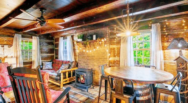Boozy Bear Bungalow romantic cabin 5 mins 2 downtown with hot tub and fire pit — photo 5