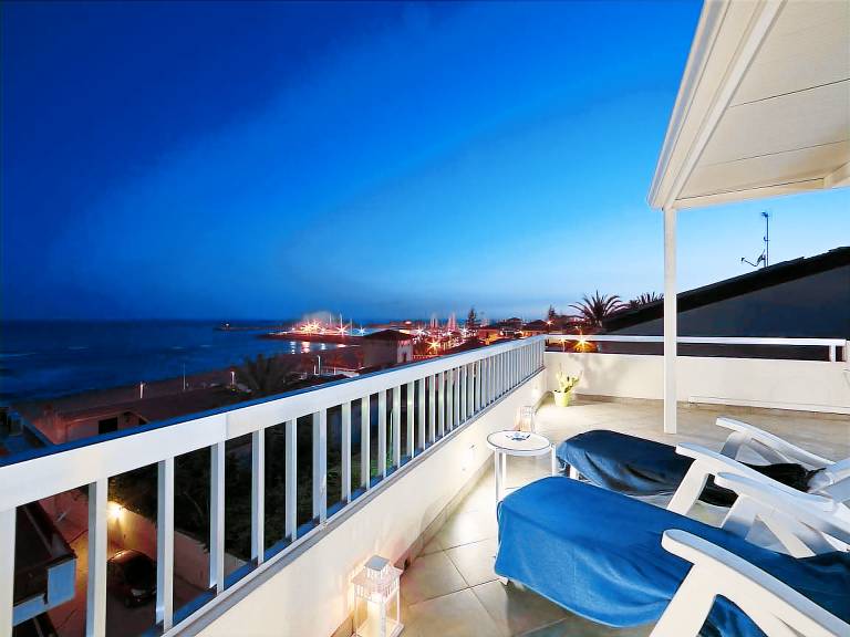 Holiday apartment with patio & grill — photo 2