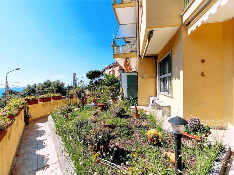 Apartment with patio & yard | Sea view — photo 3