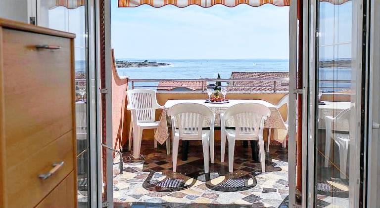 Holiday apartment with patio, yard & pool — photo 4