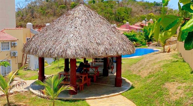 House with pool | Pets are welcome — photo 4