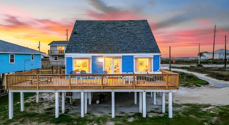 Vacation home with pool | Close to the beach | Dogs allowed in Galveston, TX