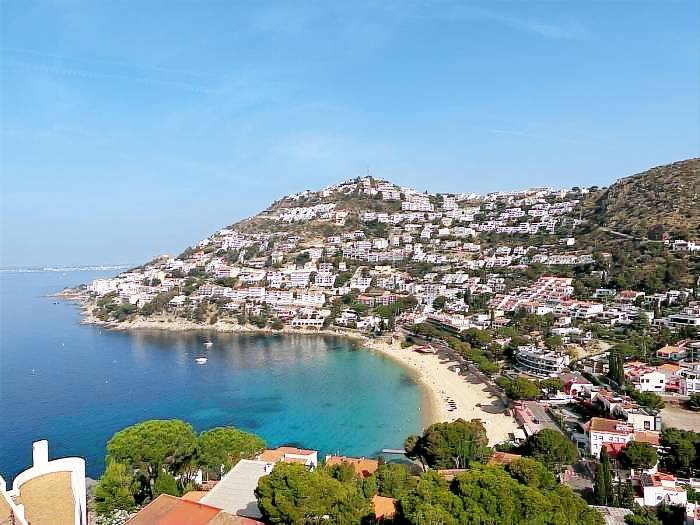 Family-oriented charming rental apartment with barbecue & terrace | Beach nearby | Pet-friendly in Roses