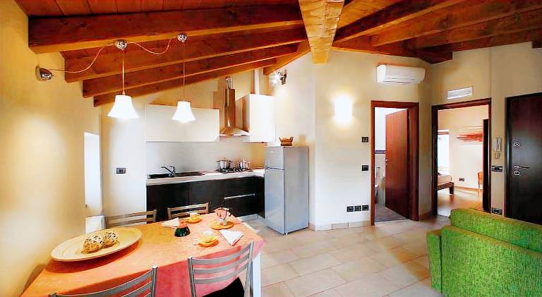 Serviced apartment with patio, yard & barbeque — photo 3