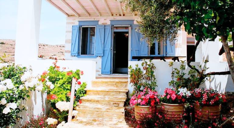 Villa with terrace, barbecue & yard — photo 3