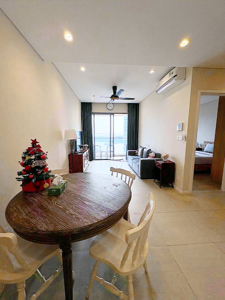 Vacation home with yard, barbeque & pool | Water view — photo 4