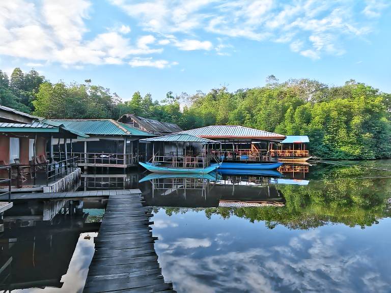 Shiny Lakeside Resort in Hikkaduwa