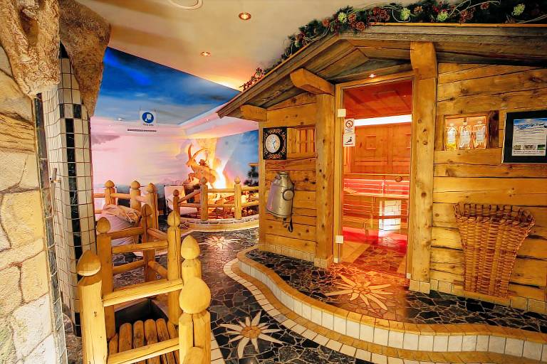 Apartment with jacuzzi, sauna & patio — photo 5