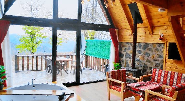 Chalet with hot tub & garden — photo 5