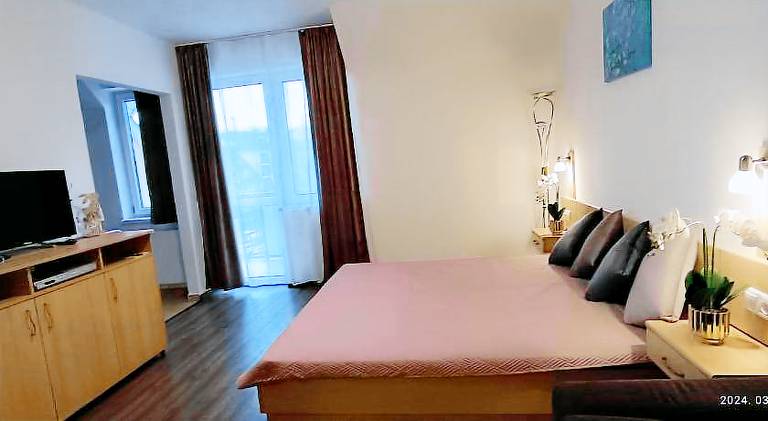 Serviced apartment with pool, sauna & patio — photo 2