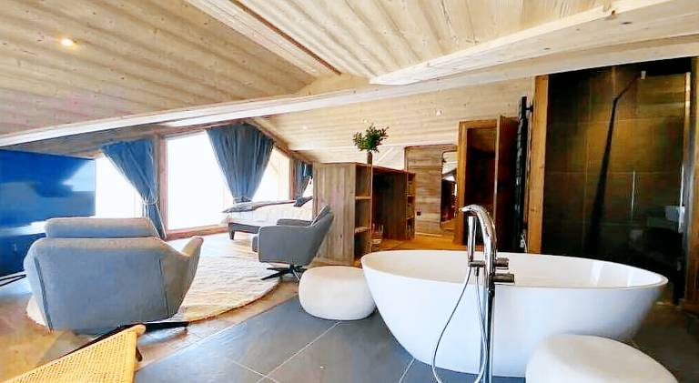 Chalet with jacuzzi — photo 2