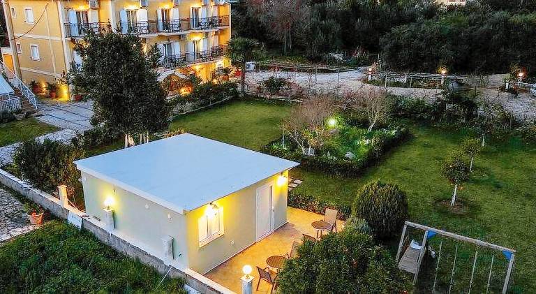 Serviced apartment with yard & terrace in Kefalonia