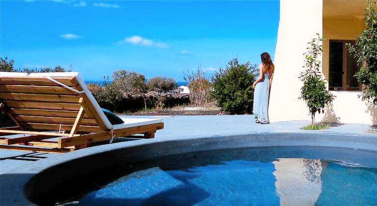 Fully equipped wonderful villa with garden, jacuzzi & patio | Perfect for remote work | Pet-friendly in Santorini