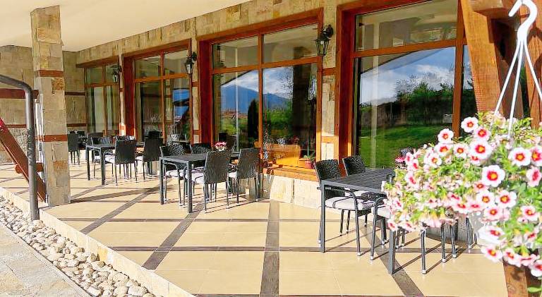 Rental apartment with terrace, barbeque & garden — photo 4