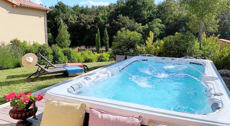 Villa with jacuzzi, yard & patio | Pet-friendly in Montauban