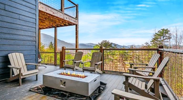 Chalet with pool & hot tub | Perfect for remote work | Pet-friendly — photo 3