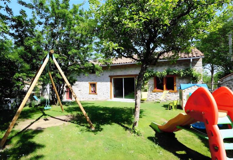 Child-friendly lovely vacation home with yard, grill & terrace | Mountain view | Pets are welcome in Riom