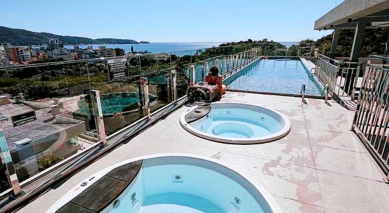 Apartment with pool & hot tub — photo 3