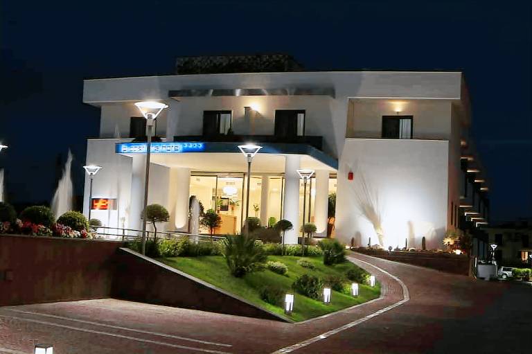 La Costiera Hotel