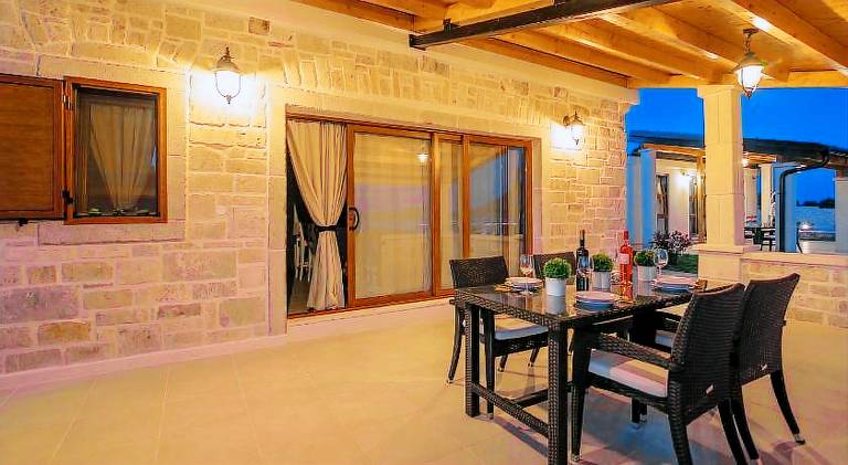 Villa with pool & jacuzzi — photo 5