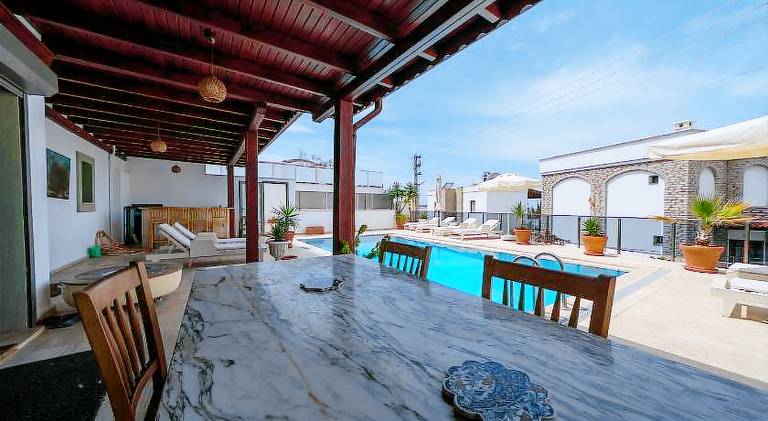 Serviced apartment with terrace & pool — photo 3