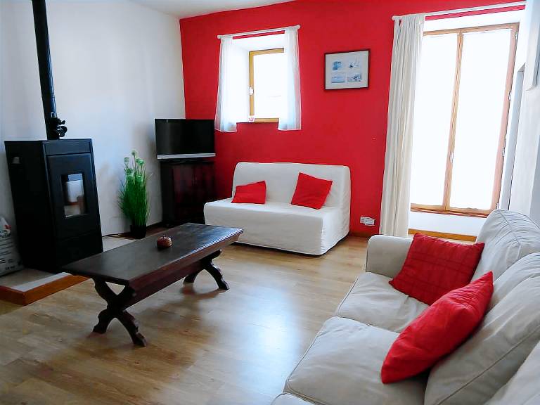 Pleasant vacation home with fast internet, terrace & garden | Garden view | Dogs allowed — photo 4
