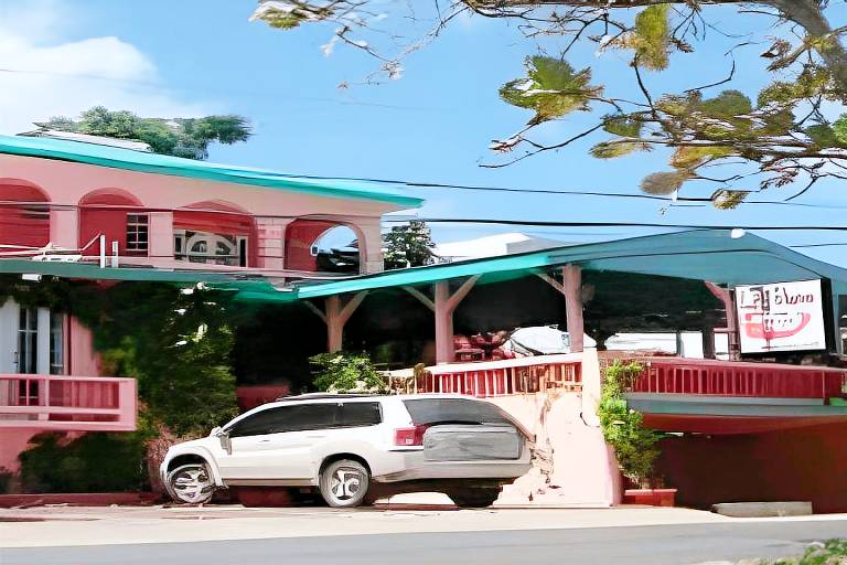 Lazy Parrot Inn in Rincon