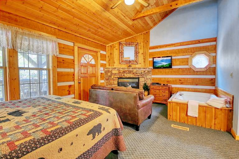 Gatlinburg Hot Tub Pet Friendly WiFi Fireplace — photo 5