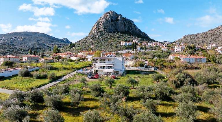 Apartment with patio, yard & BBQ in Nafplio