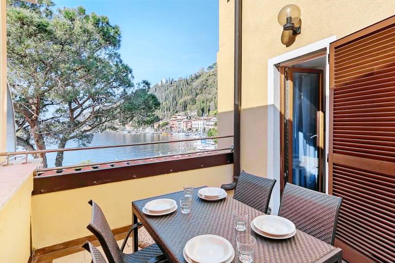 Apartment 'Casabb Vista Lago' with Mountain View, Private Terrace and Wi-Fi in Gardone Riviera